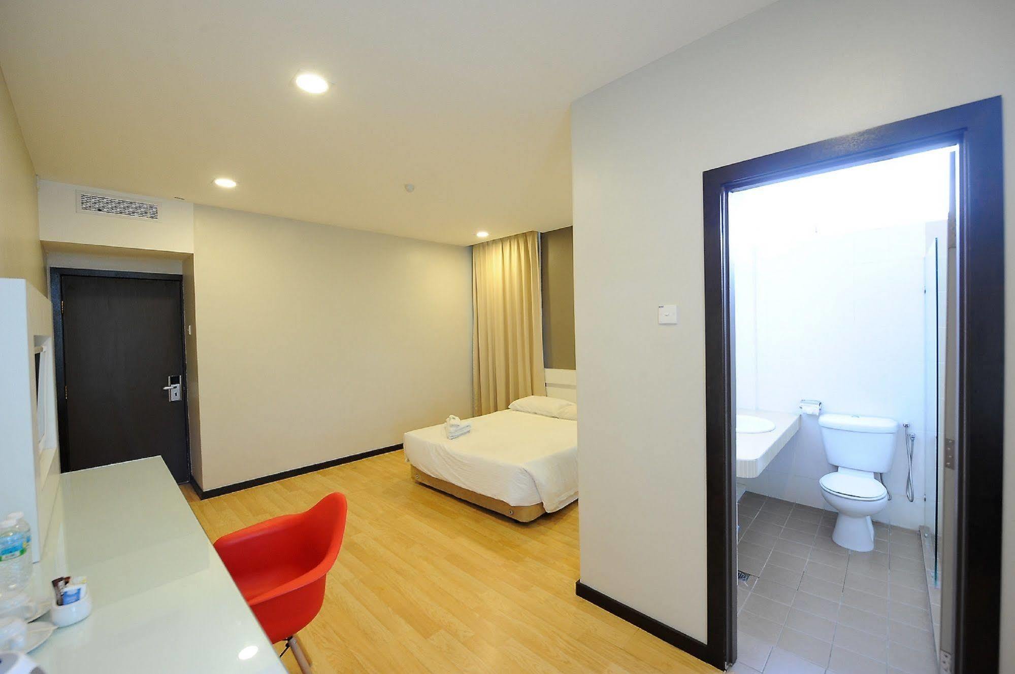 Oyo 232 The Suraya Hotel Kuantan Exterior foto